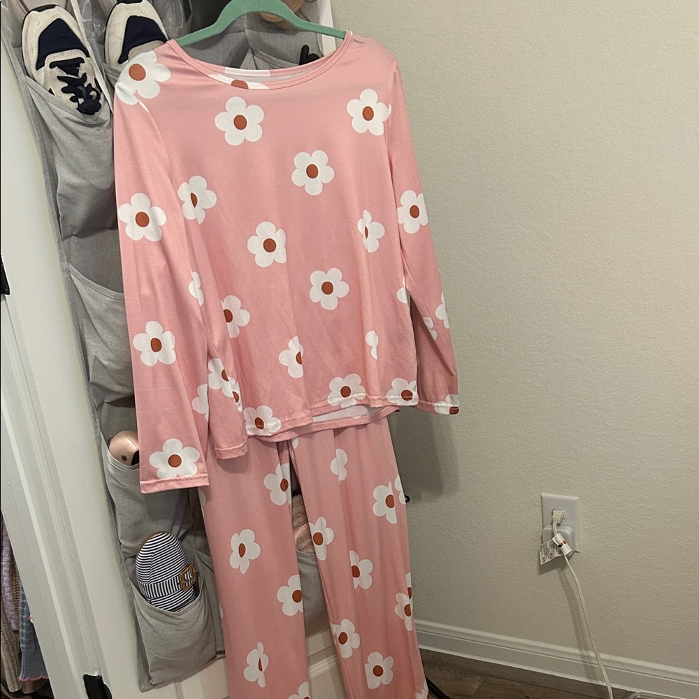SHEIN Pink Floral Daisy Pajama Set